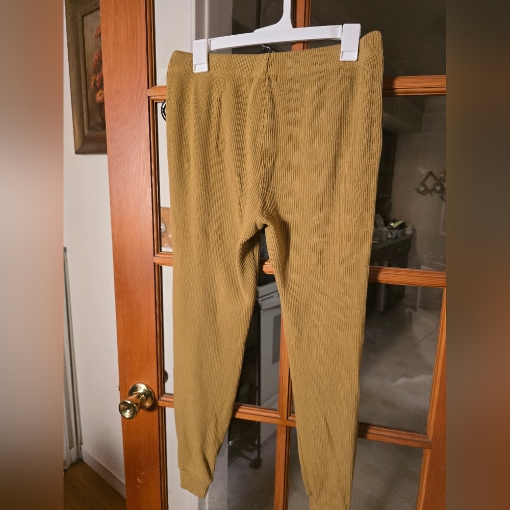 Monrow Ribbed Jogger Pants - Picture 2 of 3
